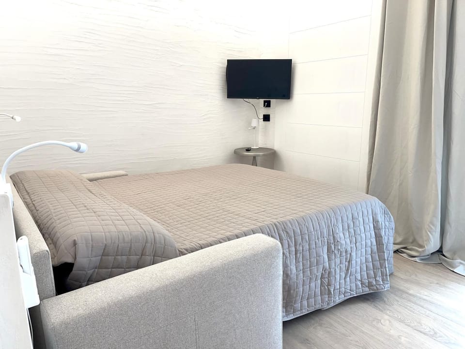 Bed, TV and multimedia, Bedroom