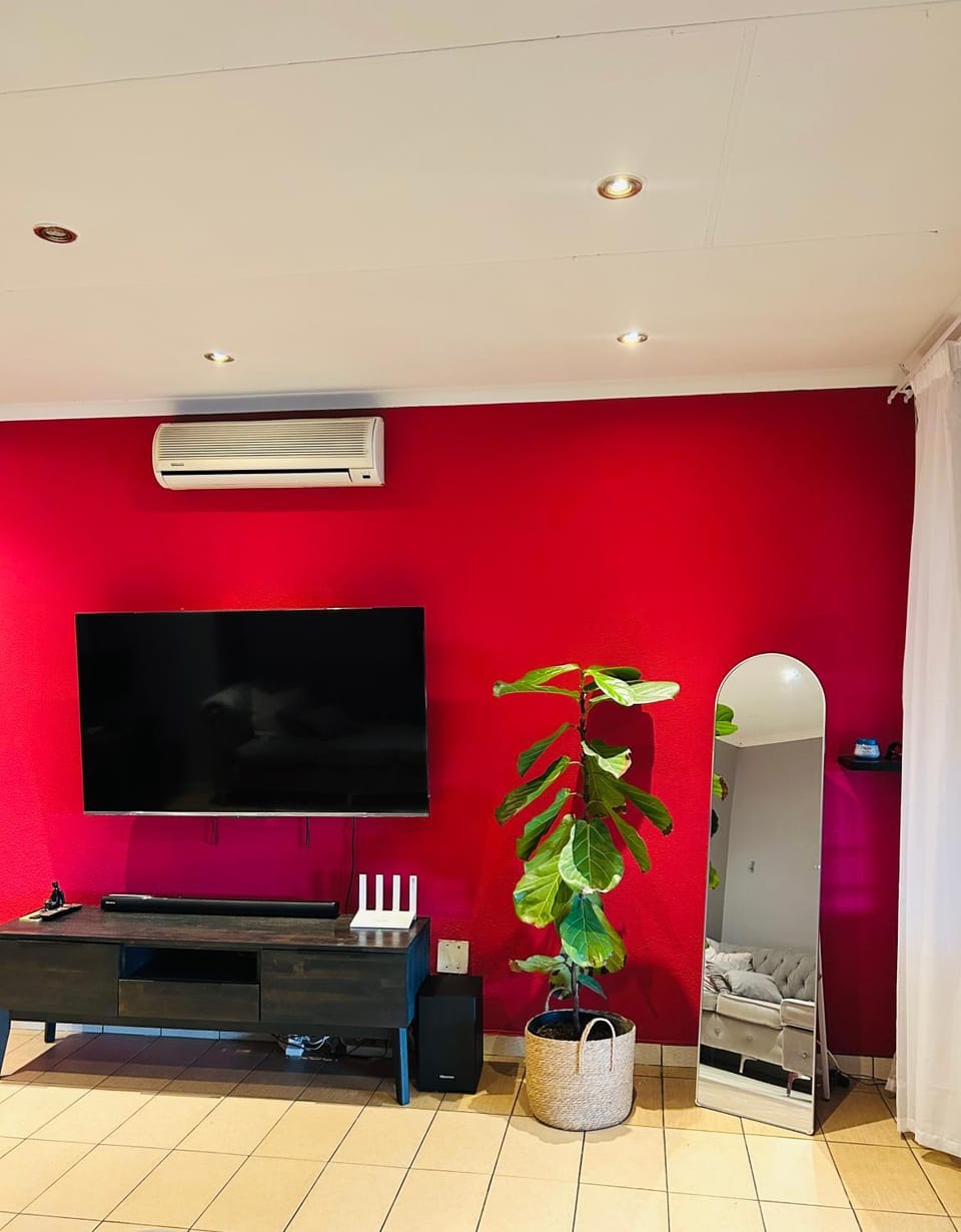 Communal lounge/ TV room, air conditioner