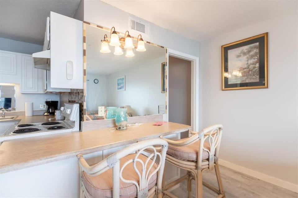The Summit 618 - Bright Waterfront Condo House in Upper Grand Lagoon