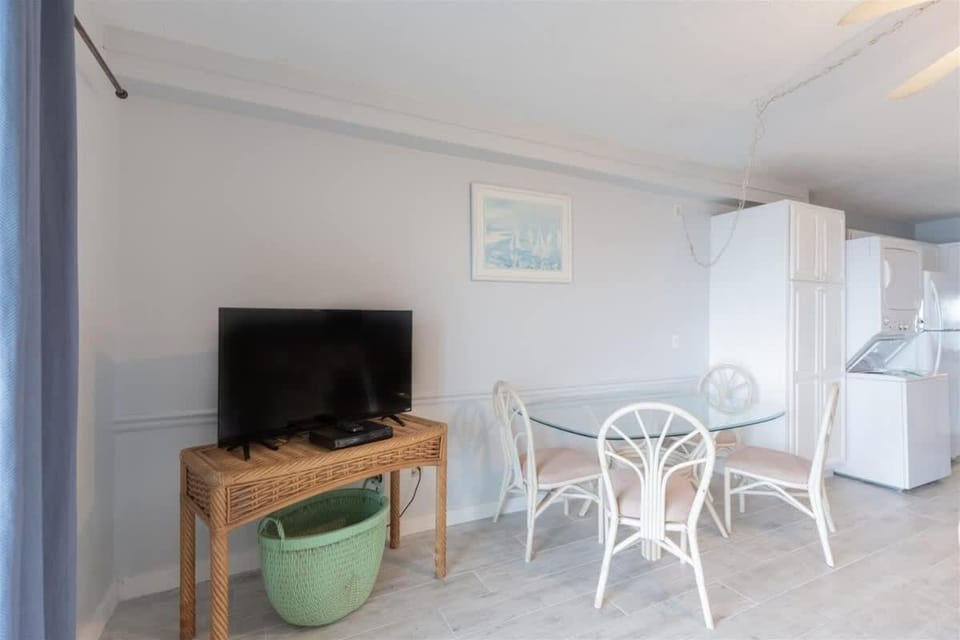 The Summit 618 - Bright Waterfront Condo House in Upper Grand Lagoon