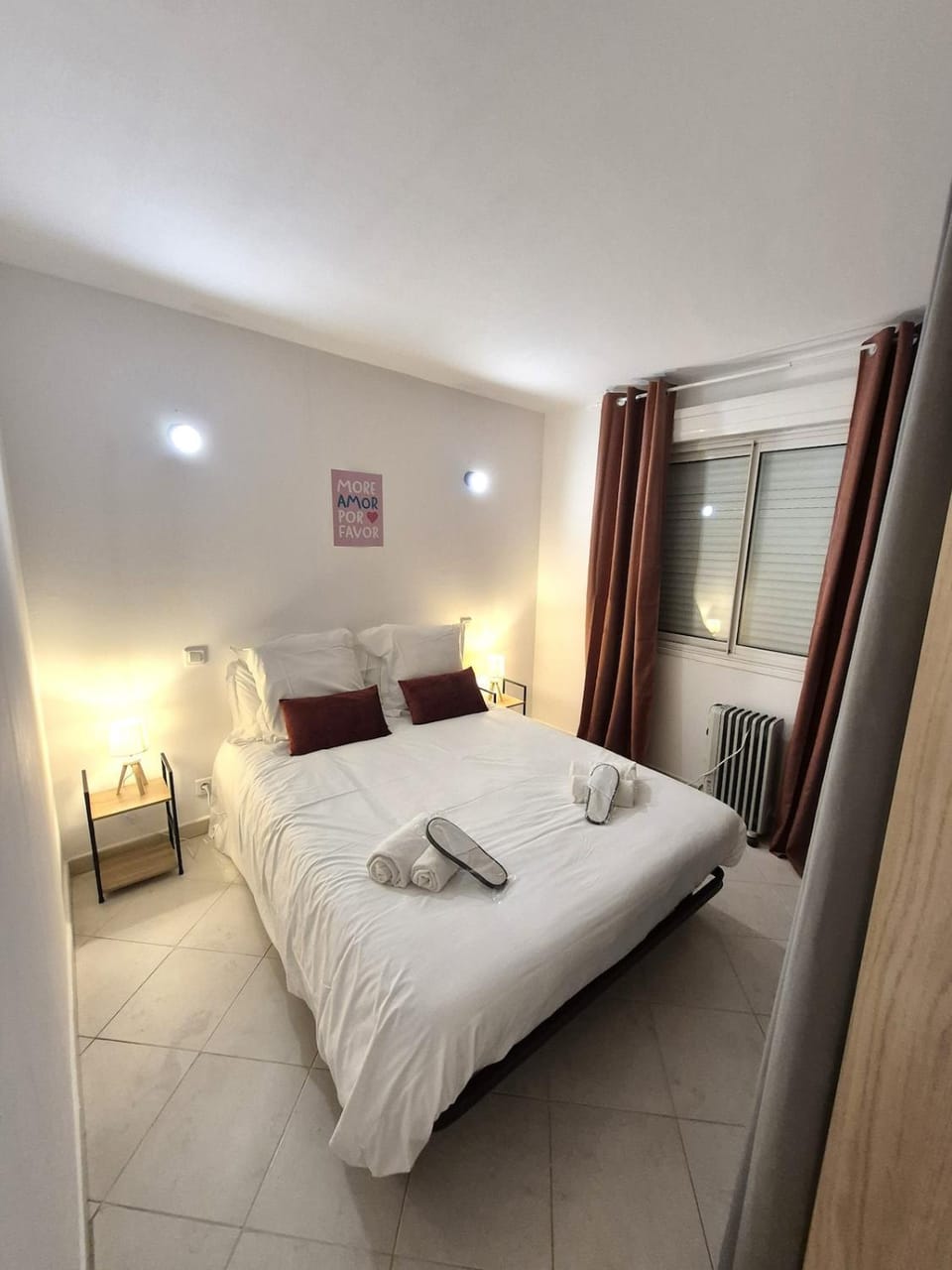 Photo of the whole room, Bedroom