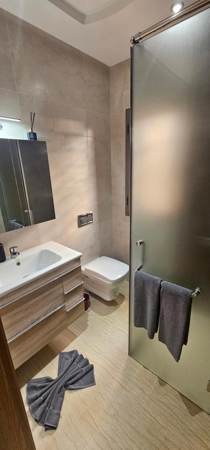 Shower, Bathroom, Bedroom, towels