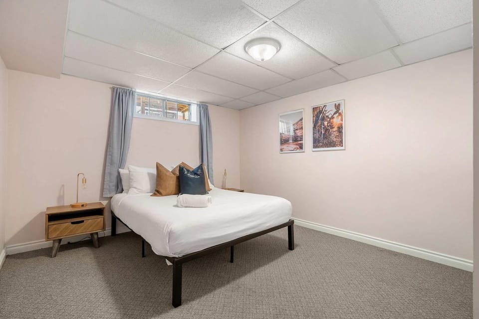 The Arizona 2BR Pet-Friendly Suite Calgary SE House in Calgary