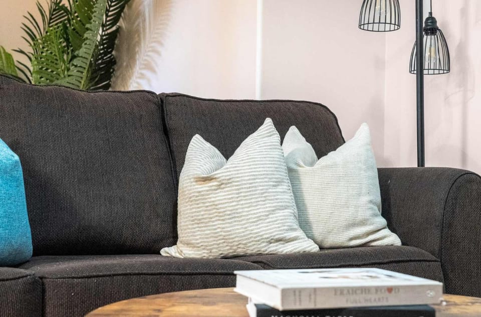 The Arizona 2BR Pet-Friendly Suite Calgary SE House in Calgary