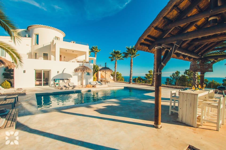Property building, Patio, Day, Pool view, Swimming pool, sunbed