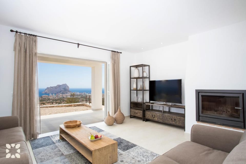 Natural landscape, TV and multimedia, Living room, Seating area, Evening entertainment, Mountain view