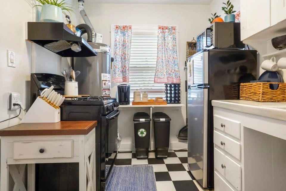 Adorable Quirky Hideaway BIG Private Enclosed Yard House in San Diego