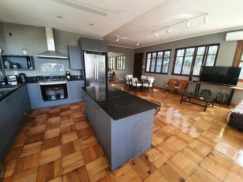 Ideal for groups 4 Bed Prime Location Pool BBQ House in Santa Teresa