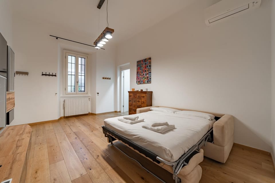 Bed, Living room, Photo of the whole room, air conditioner
