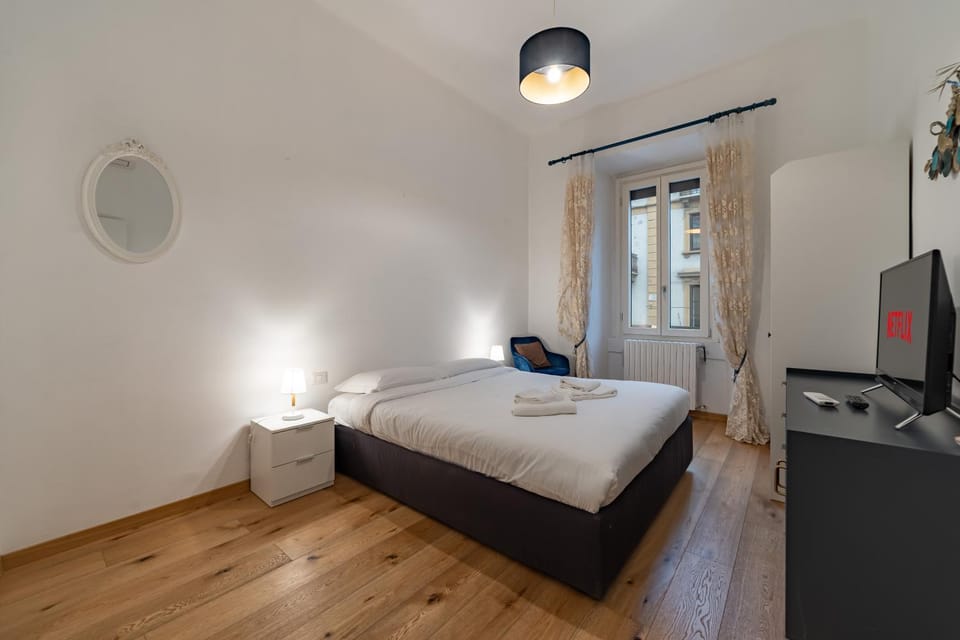 Bed, TV and multimedia, Photo of the whole room, Bedroom