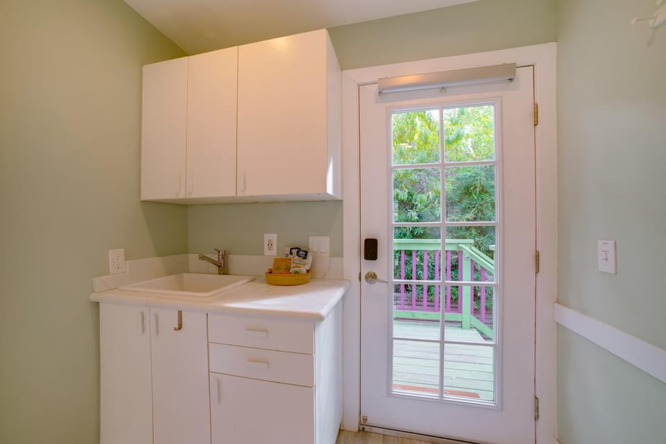 Walk to Festival of Lights: Cozy Couple's Retreat Apartment in Riverside
