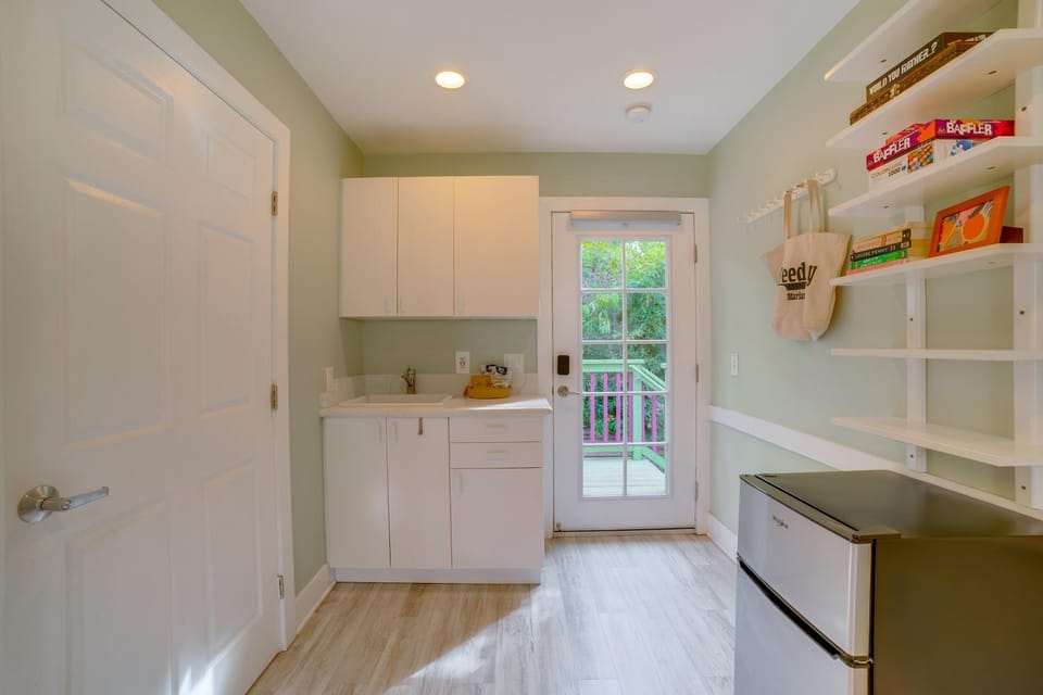 Walk to Festival of Lights: Cozy Couple's Retreat Apartment in Riverside
