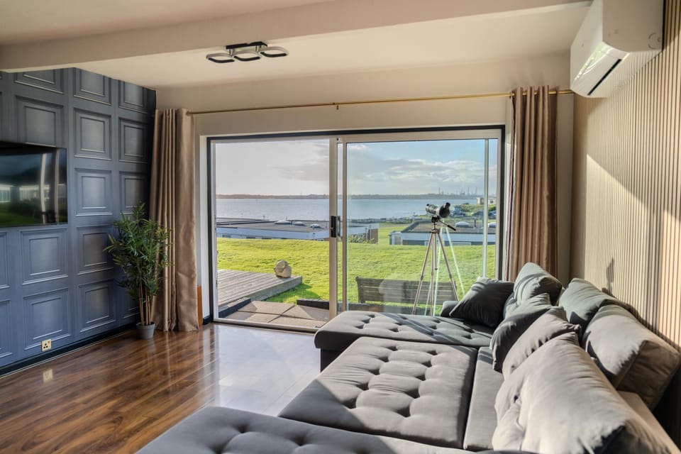 Natural landscape, TV and multimedia, View (from property/room), View (from property/room), Living room, Seating area, Sea view, Sea view