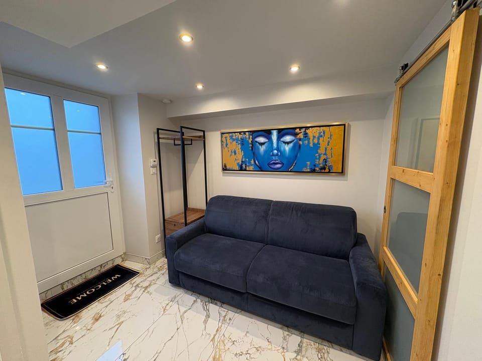 Bed, TV and multimedia, Living room, Photo of the whole room, Seating area, Bedroom