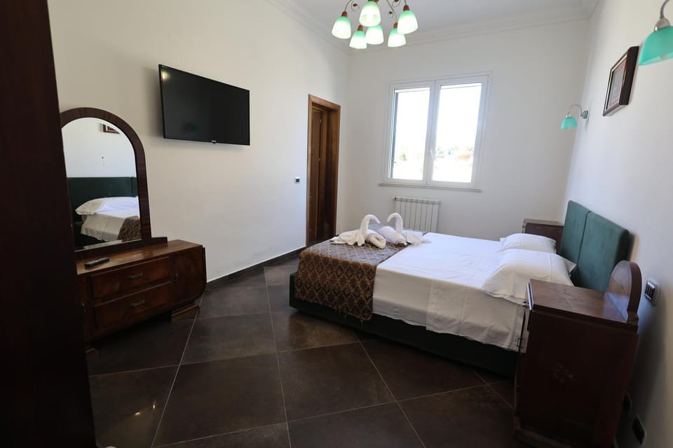 Bed, TV and multimedia, Photo of the whole room, Bedroom