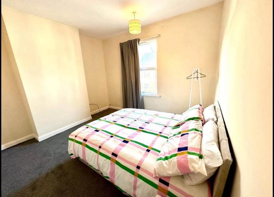 Luxury Kingsize bedroom in a shared house Vacation rental in Chesterfield