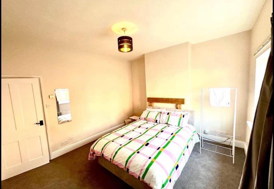 Luxury Kingsize bedroom in a shared house Vacation rental in Chesterfield