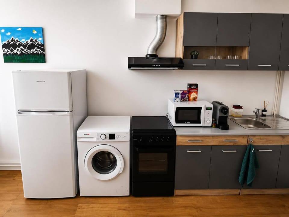 Coffee/tea facilities, microwave, oven, washing machine, kitchen