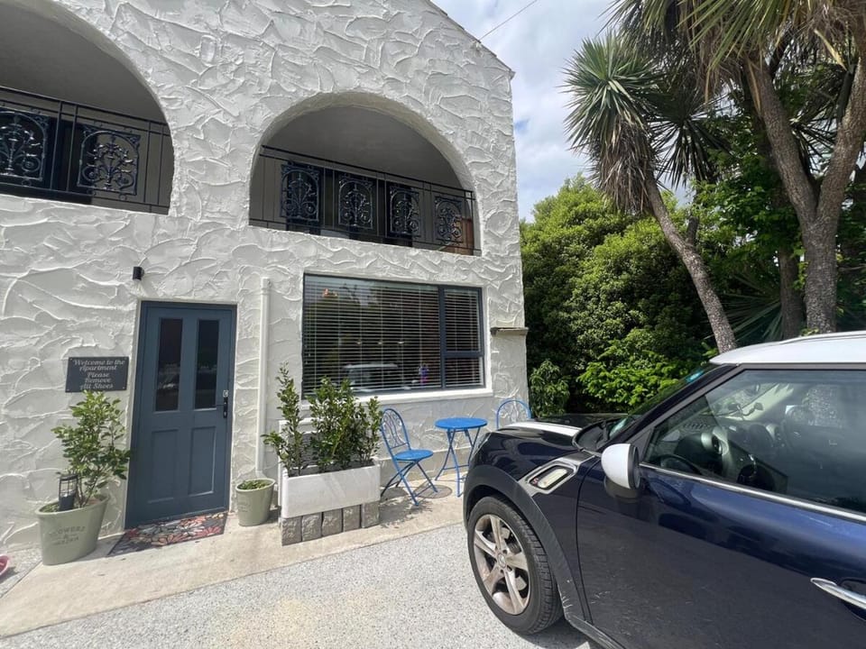 Property building, Patio, Facade/entrance, Parking