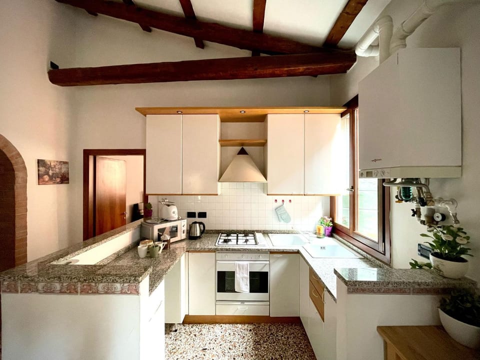 Kitchen or kitchenette, pet friendly, stove
