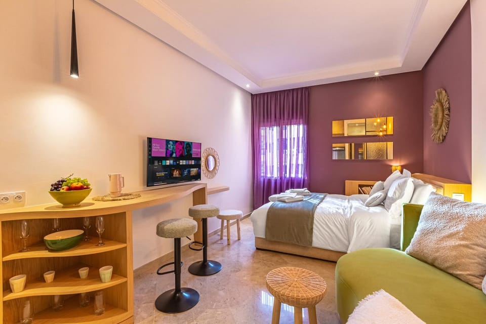 Bed, TV and multimedia, Living room, Photo of the whole room, Seating area, Bedroom