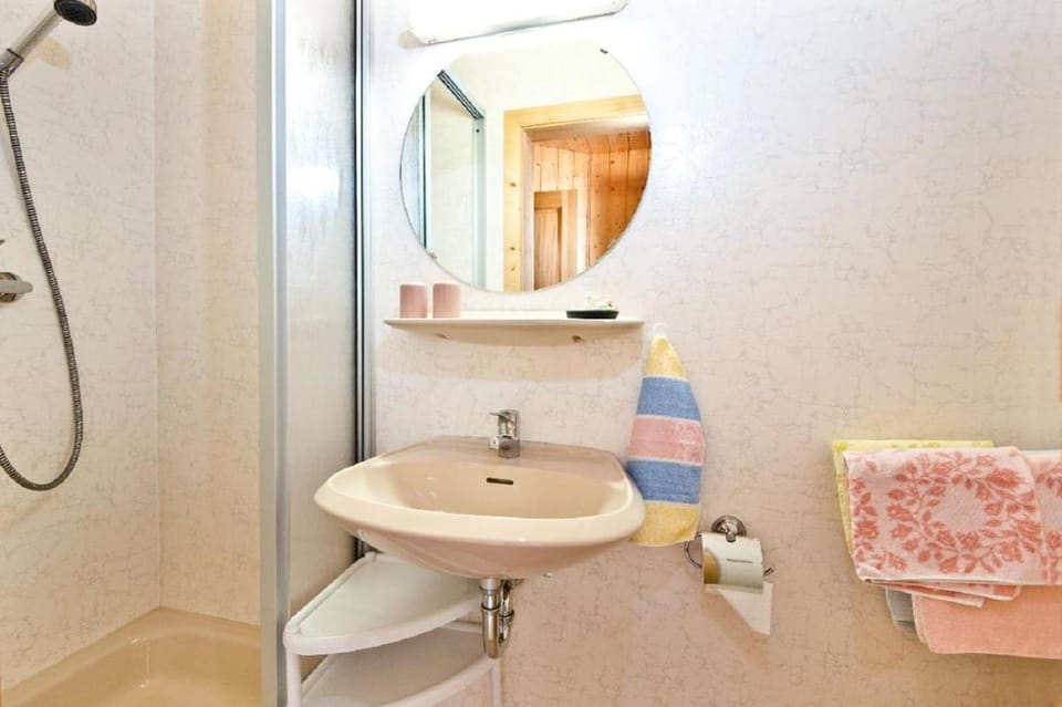 Shower, Bathroom, towels