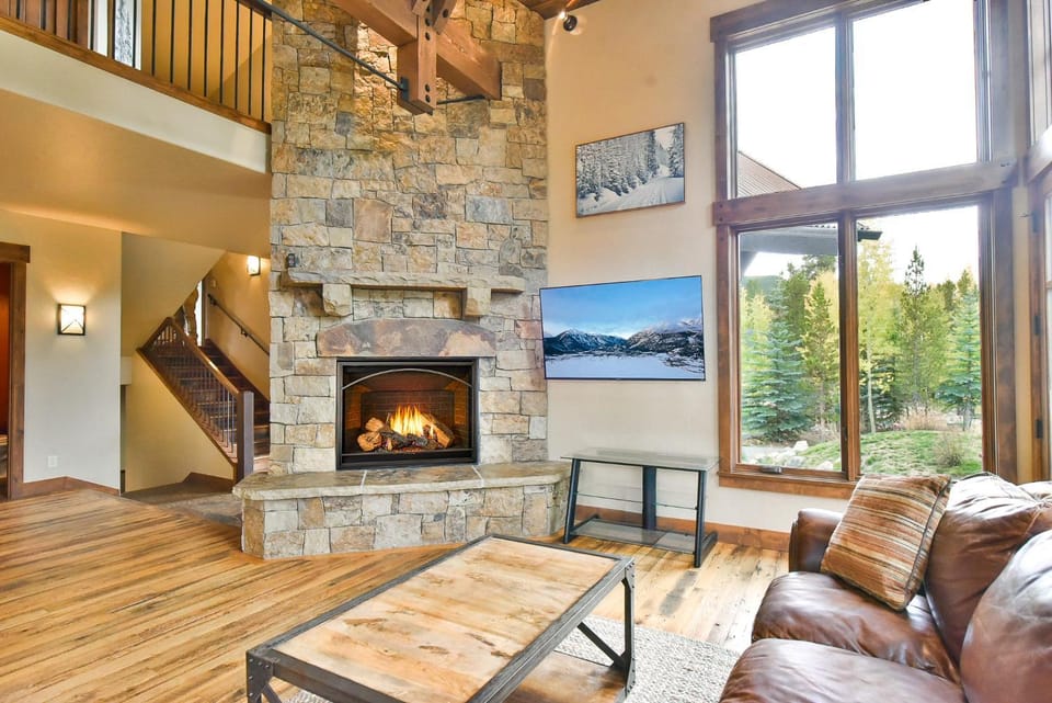 Alpine Mountain Lodge - Luxury Home w/ Hot Tub House in Blue River