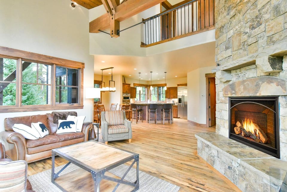 Alpine Mountain Lodge - Luxury Home w/ Hot Tub House in Blue River