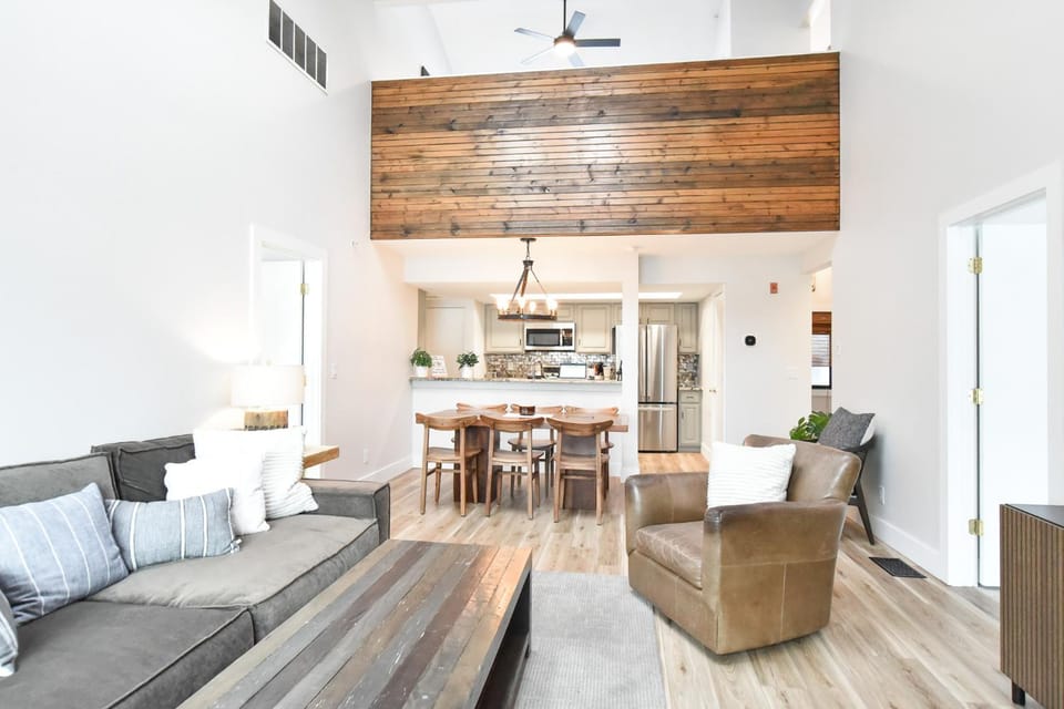 Lake Forest Alpine View: Lake Mountain Views Apartment in Frisco