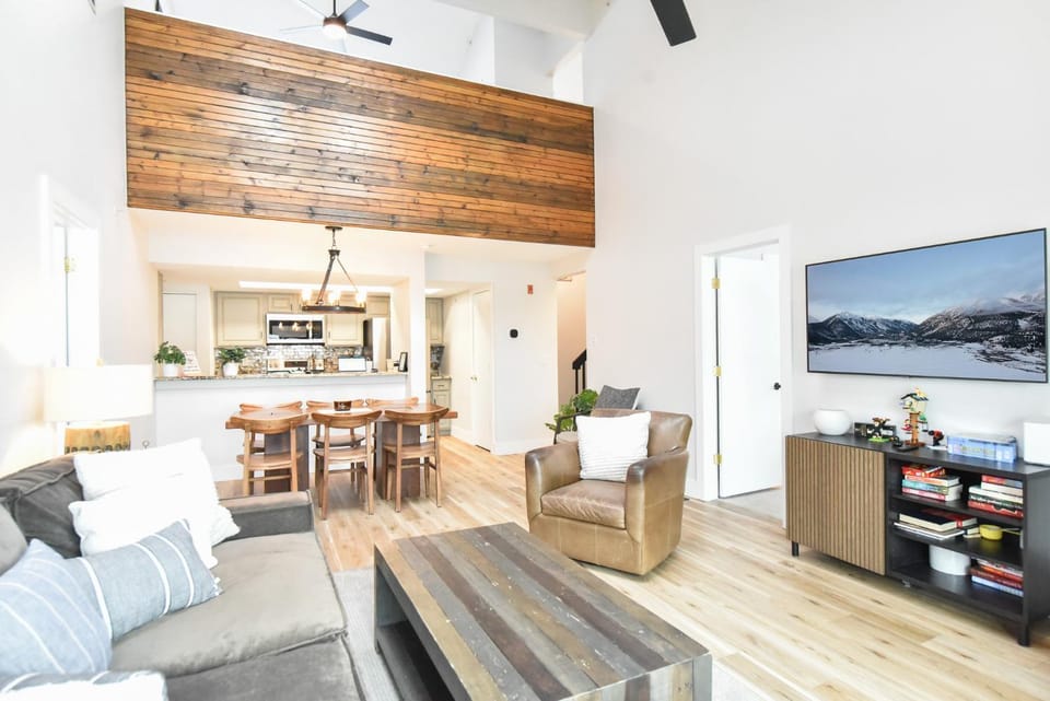 Lake Forest Alpine View: Lake Mountain Views Apartment in Frisco