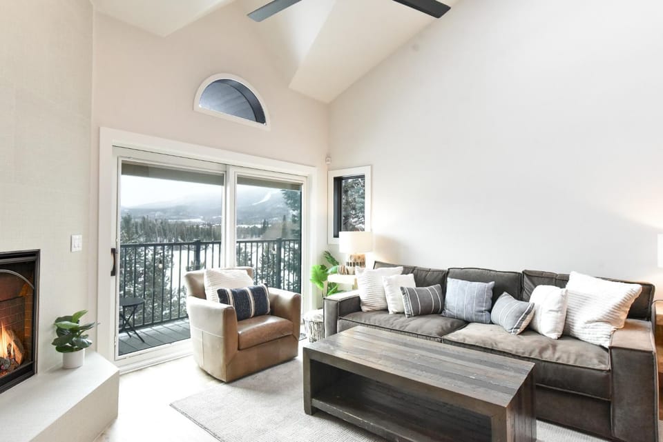 Lake Forest Alpine View: Lake Mountain Views Apartment in Frisco