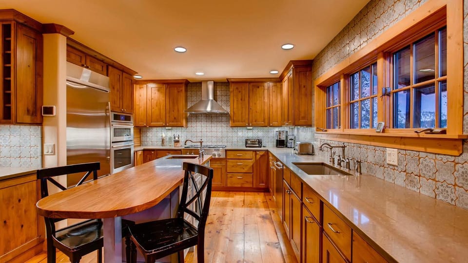 Mountain Lodge at Snowshoe: Beautiful Location, Views House in Breckenridge