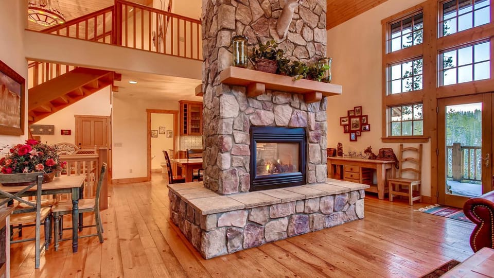 Mountain Lodge at Snowshoe: Beautiful Location, Views House in Breckenridge