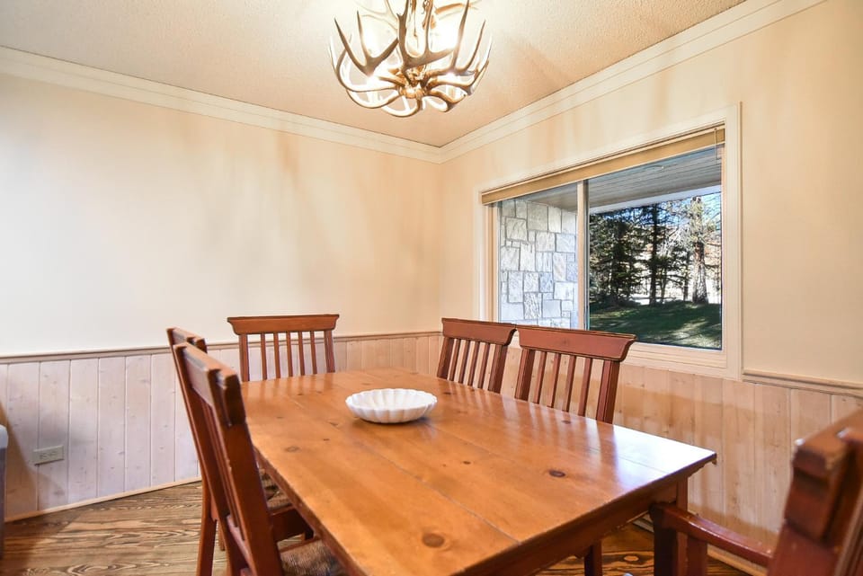 Village Chateaux Off-Piste Retreat: Ski In/Out, Walk to Town, Pool Hot Tubs Apartment in Breckenridge