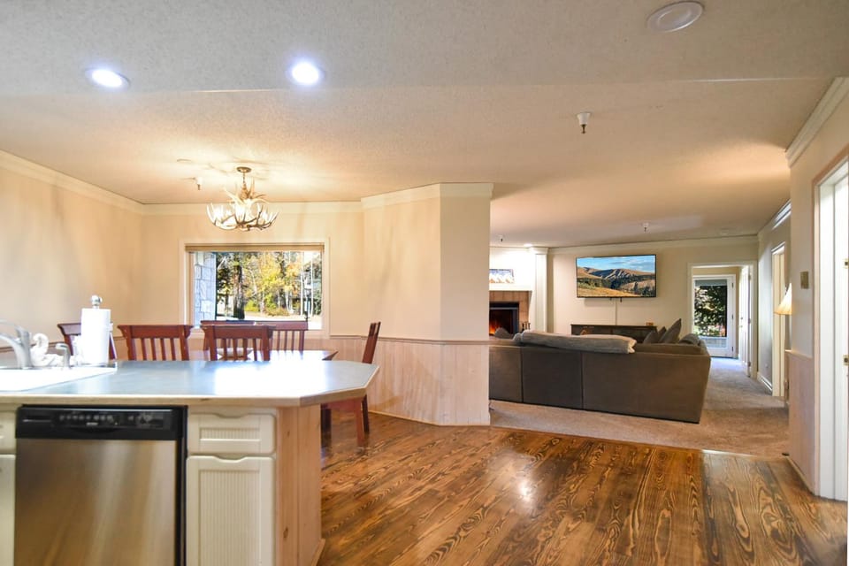 Village Chateaux Off-Piste Retreat: Ski In/Out, Walk to Town, Pool Hot Tubs Apartment in Breckenridge