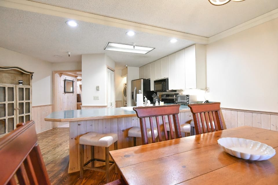 Village Chateaux Off-Piste Retreat: Ski In/Out, Walk to Town, Pool Hot Tubs Apartment in Breckenridge