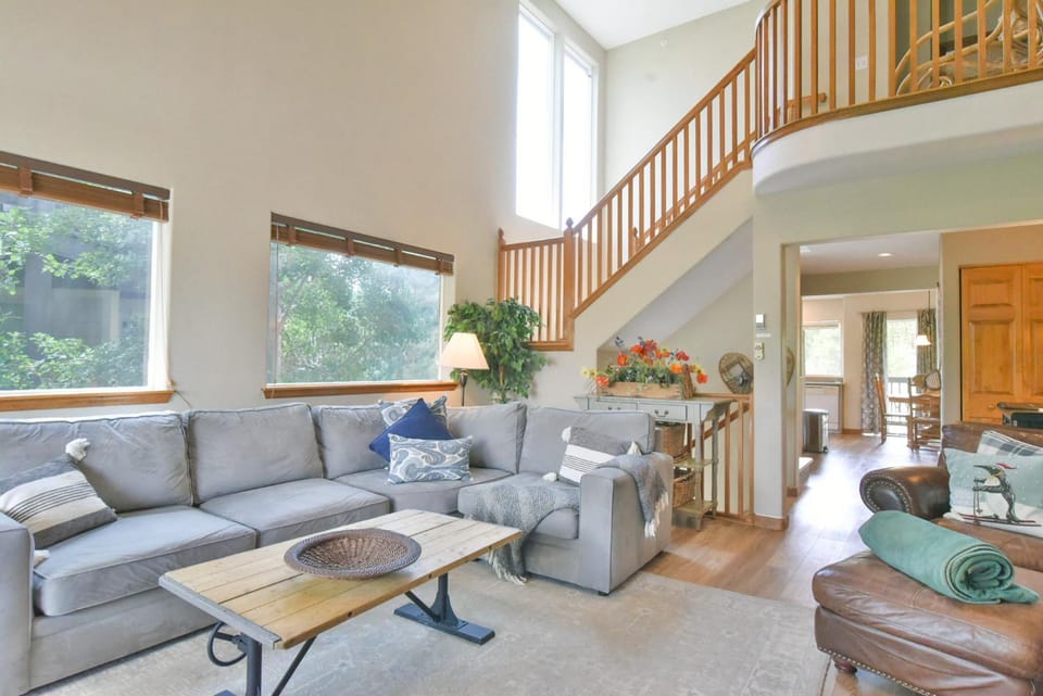 Pointe at Lake Dillon Townhome: Hot Tub, Mountain Views Apartment in Frisco