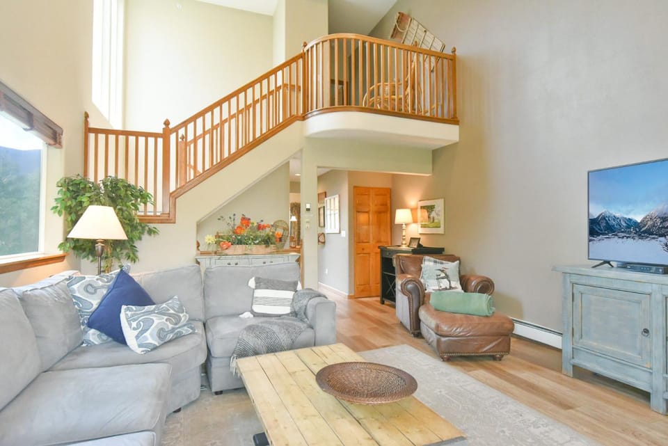 Pointe at Lake Dillon Townhome: Hot Tub, Mountain Views Apartment in Frisco