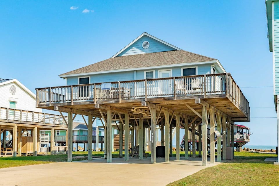 Beach Therapy - Laid-Back Escape Steps from Surf! House in Alvin