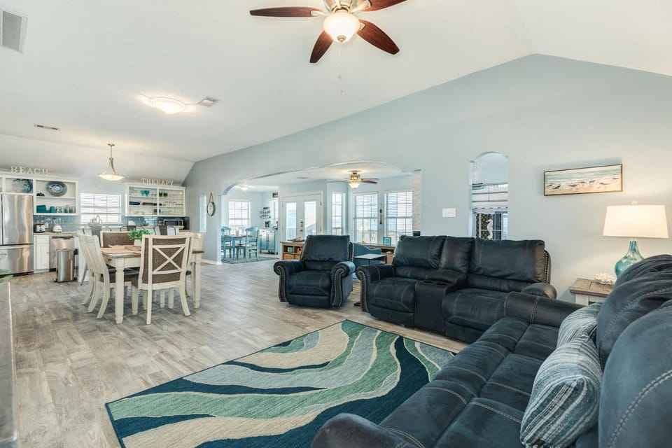 Beach Therapy - Laid-Back Escape Steps from Surf! House in Alvin