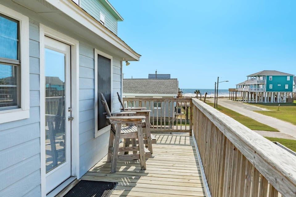 Beach Therapy - Laid-Back Escape Steps from Surf! House in Alvin