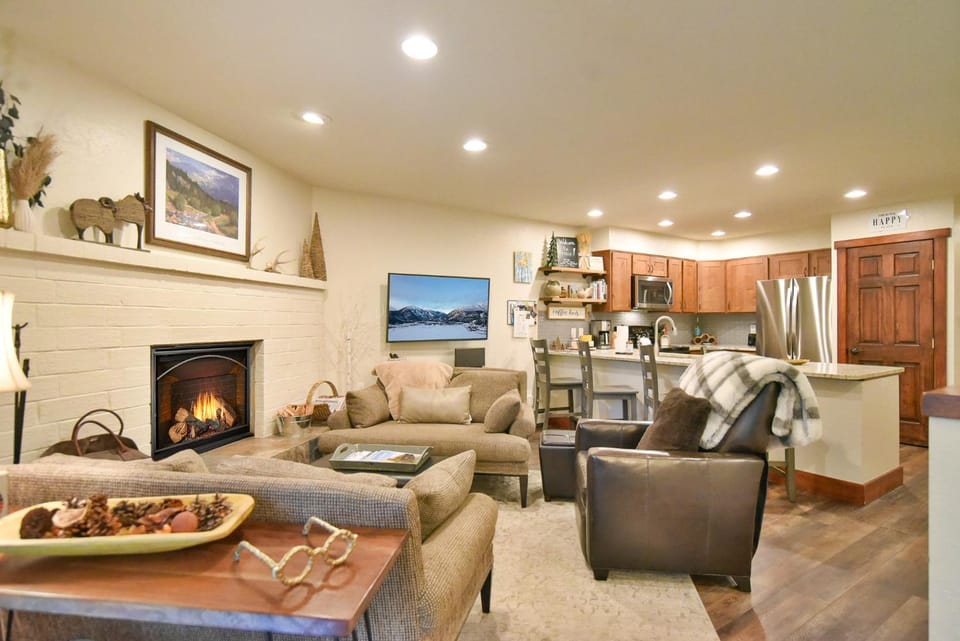 Lagoon Lookout - Beautifully Remodeled, Close to Everything Apartment in Frisco