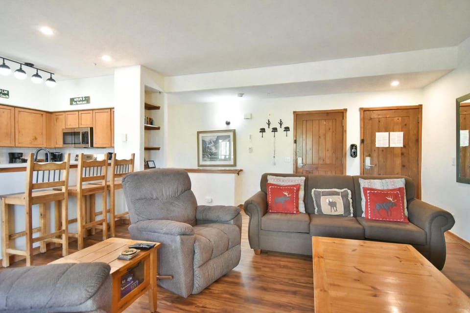 Los Pinos Après Getaway: Walk to Lifts Town Apartment in Breckenridge