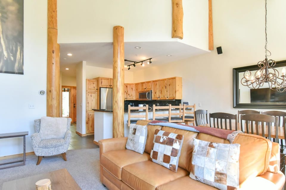 Elk Ridge Retreat Townhome: Private Hot Tub Pool Access Apartment in Breckenridge