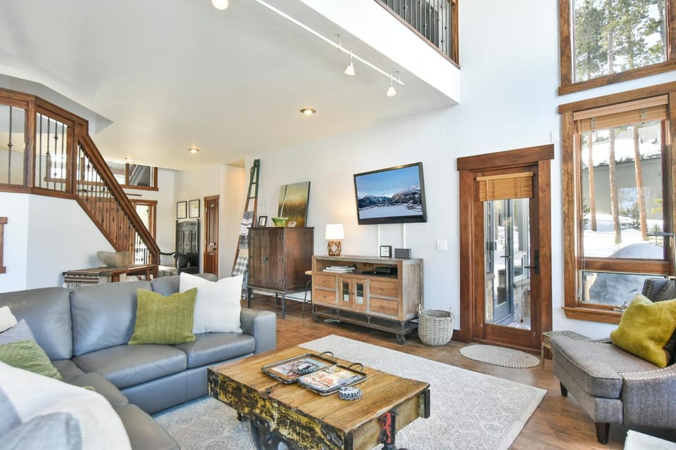 Shekel Haus – Luxury Mountain Retreat w/ Views Hot Tub House in Breckenridge