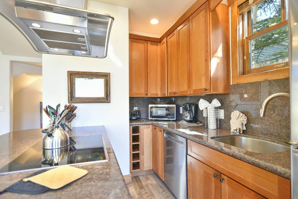 Mountain Ridge Chalet: Downtown, Hot Tub, Views Apartment in Breckenridge