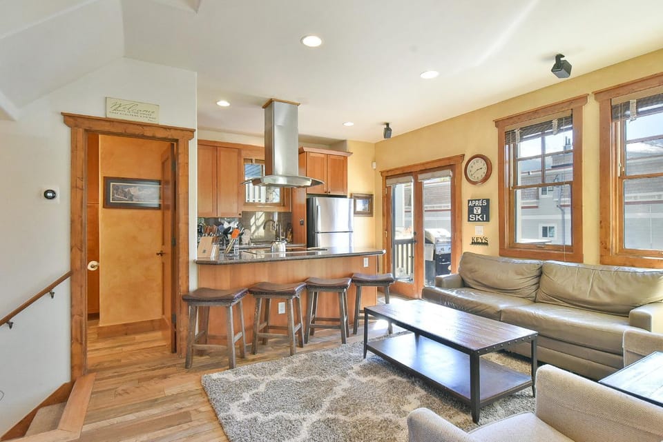 Mountain Ridge Chalet: Downtown, Hot Tub, Views Apartment in Breckenridge