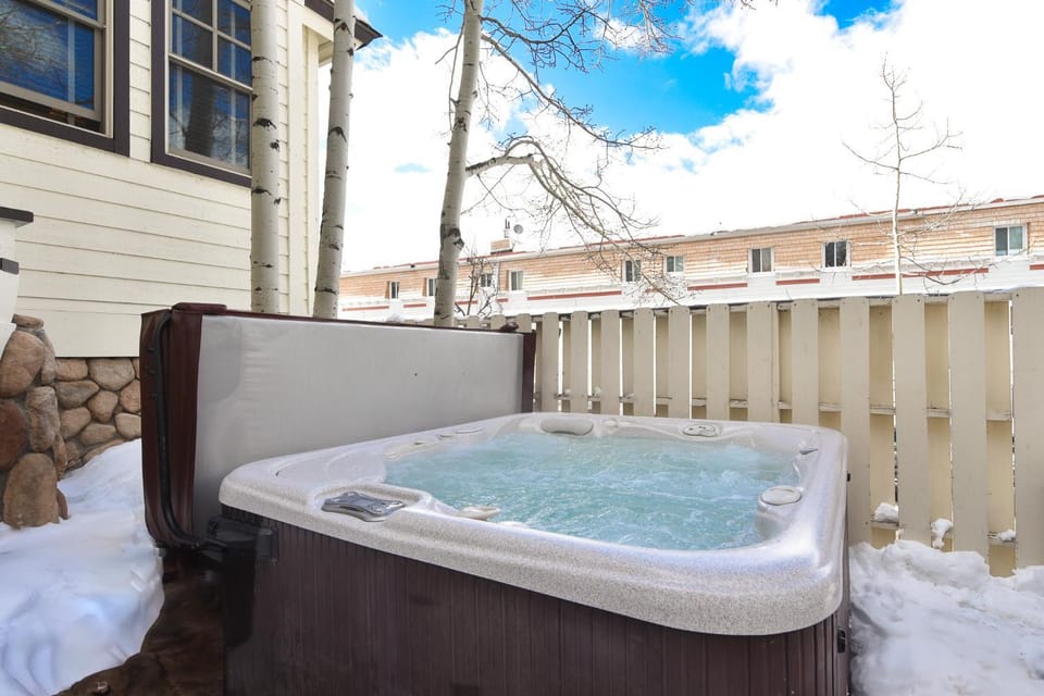 Mountain Ridge Chalet: Downtown, Hot Tub, Views Apartment in Breckenridge