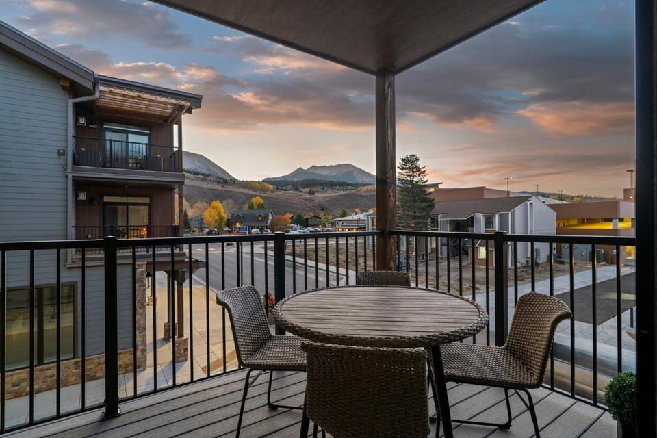 Skywalk Flats Mountainview Condo: Downtown, Rooftop Hot Tubs Apartment in Silverthorne