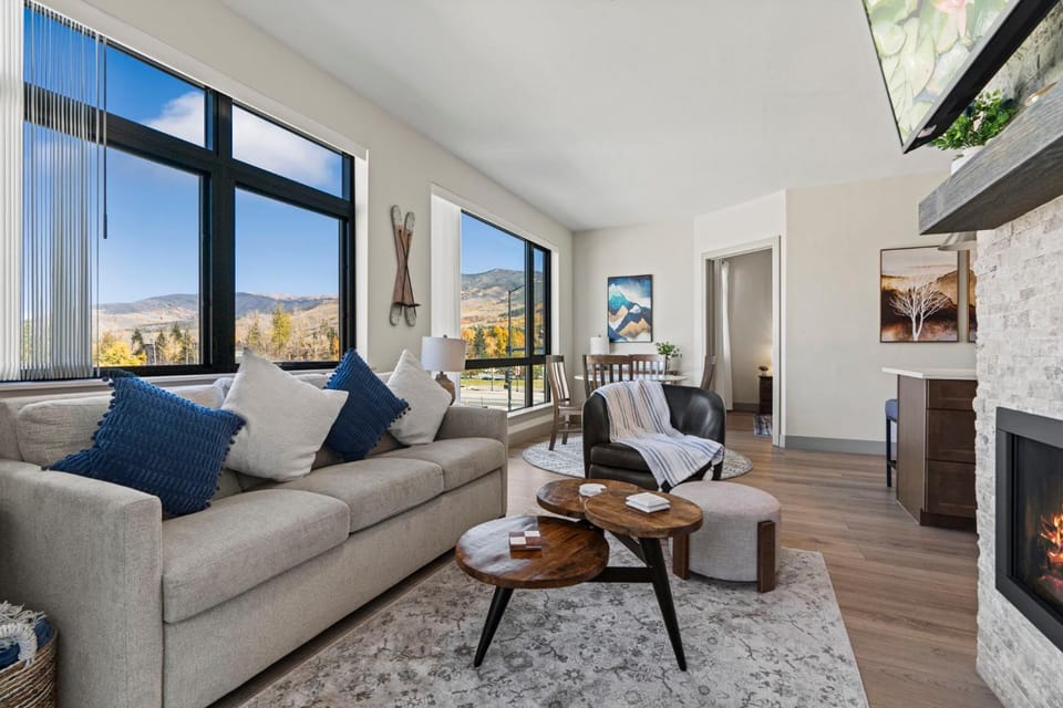 Skywalk Flats Mountainview Condo: Downtown, Rooftop Hot Tubs Apartment in Silverthorne
